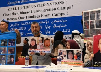 How Journalists Work With Hacktivists