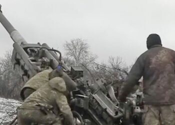 Zelensky clobbers Russian troops using British M777 Howitzers | World | News